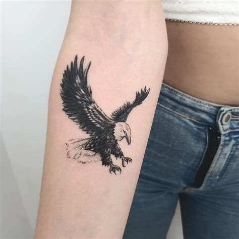 tatuagem águia feminina delicada studio